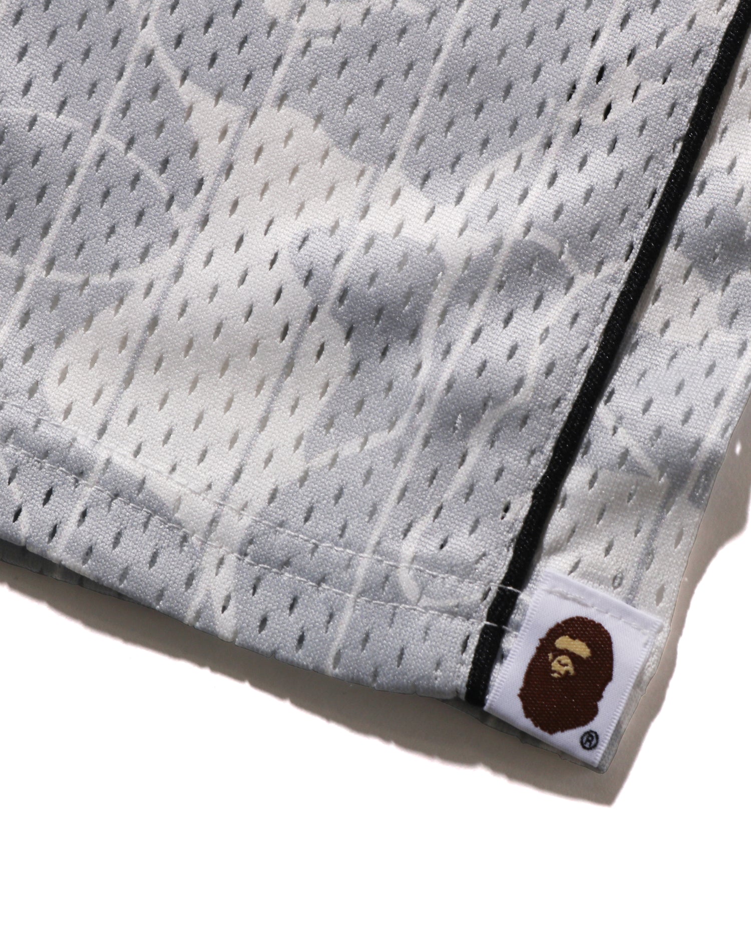 【A BATHING APE】2色展開 CAMO STRIPE BASEBALL LOGO FIT TEE A BATHING APE® Camo Stripe Baseball Logo Relaxed Fit Tee
