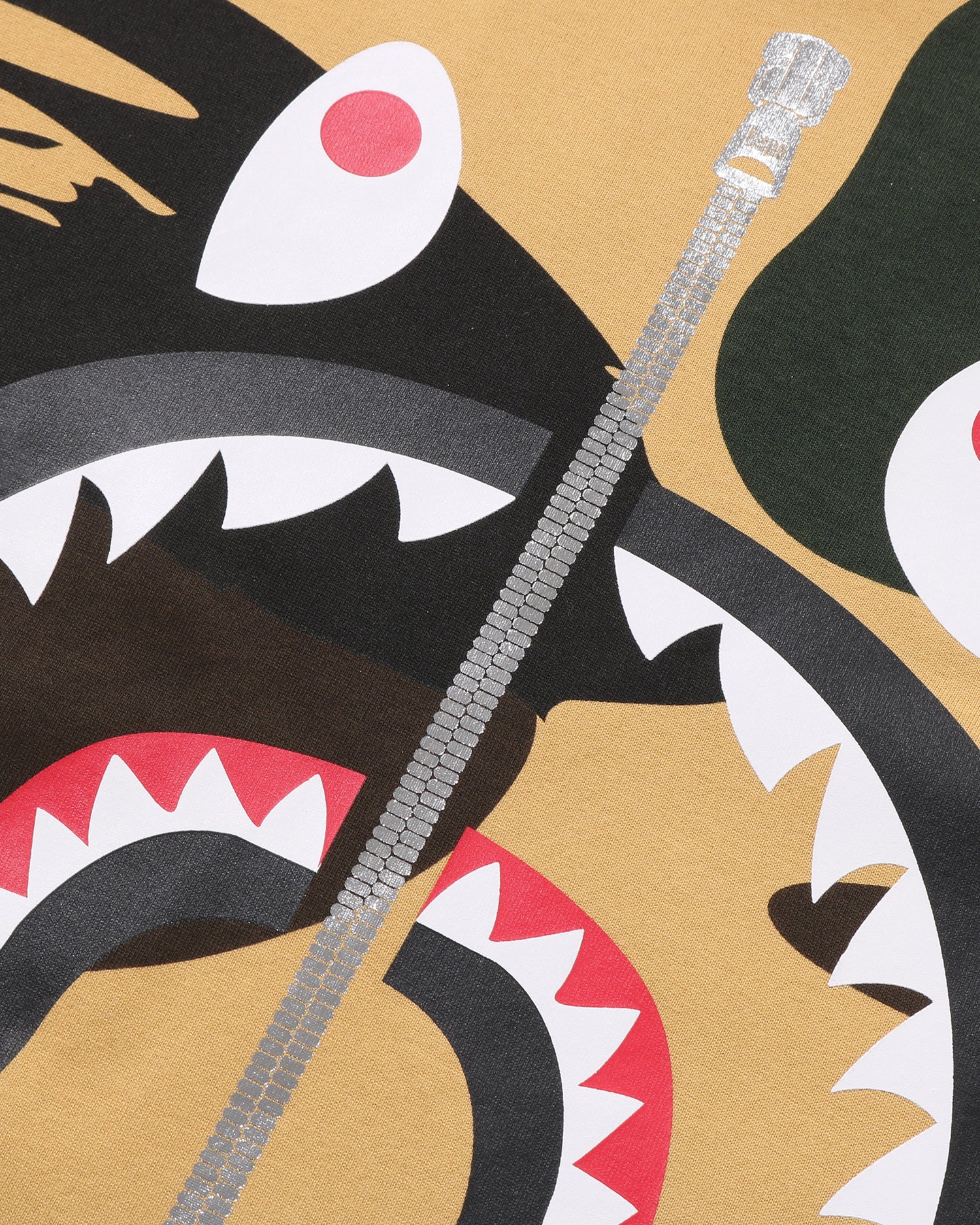 【A BATHING APE】2色展開 GIANT 1ST CAMO SHARK TEE 要在庫確認 A BATHING APE® 1st Camo Shark Tee | Bape official website
