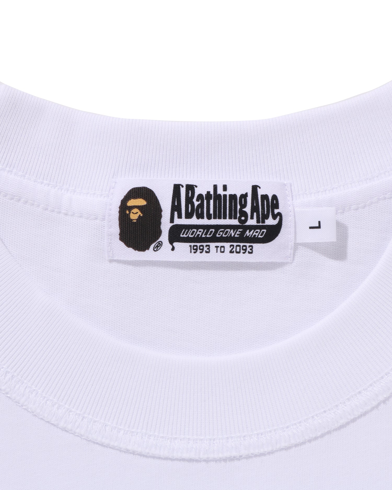 A BATHING APE BAPE ゴール・D・ロジャー Tシャツ ホワイト A BATHING APE® BAPE Logo Inside Out Relaxed Fit Tee | Bape